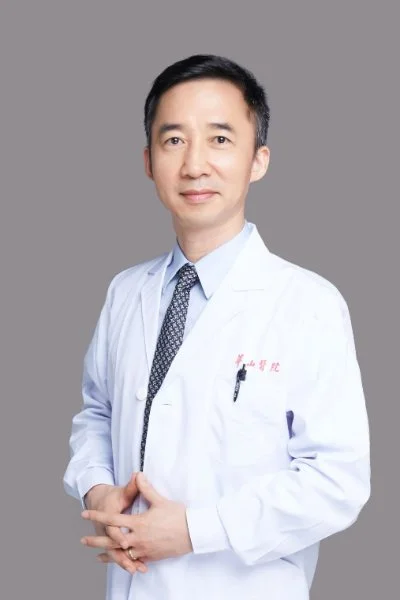 李巍